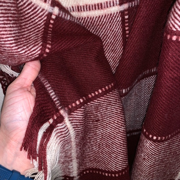 Burgundy/Ivory Plaid Fringe Vest - Picture 5 of 5